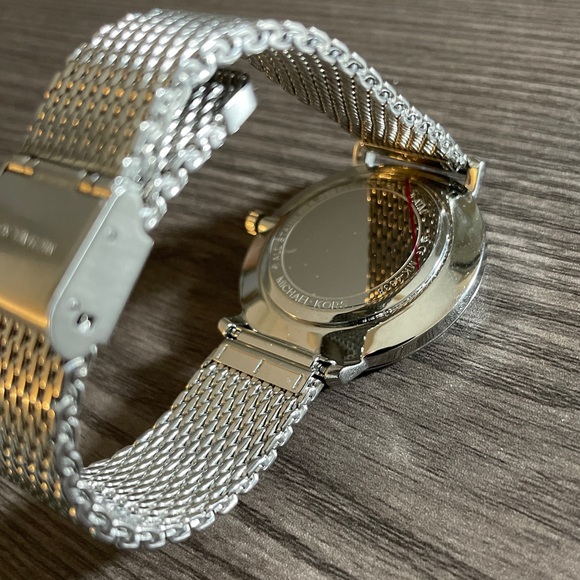 Kors Women's Pyper Three-Hand Steel Watch Silver BNWOT - Picture 3 of 4